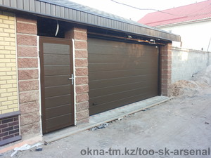 Секционные ворота с калиткой в фасаде &mdash; СК Арсенал